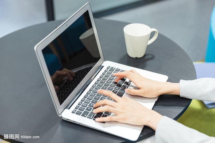 商務(wù)女性的數(shù)字伙伴 計算機(jī)在現(xiàn)代辦公中的卓越表現(xiàn)